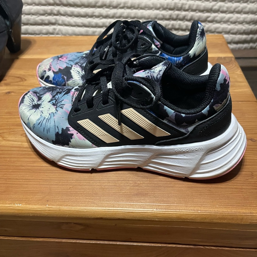 Size 7 adidas floral sneaker